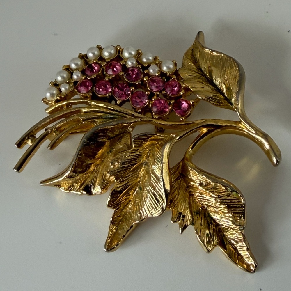 Gerry’s Gold Tone Pink Rhinestone & Faux Pearl Leaf Brooch Signed 2” Vintage